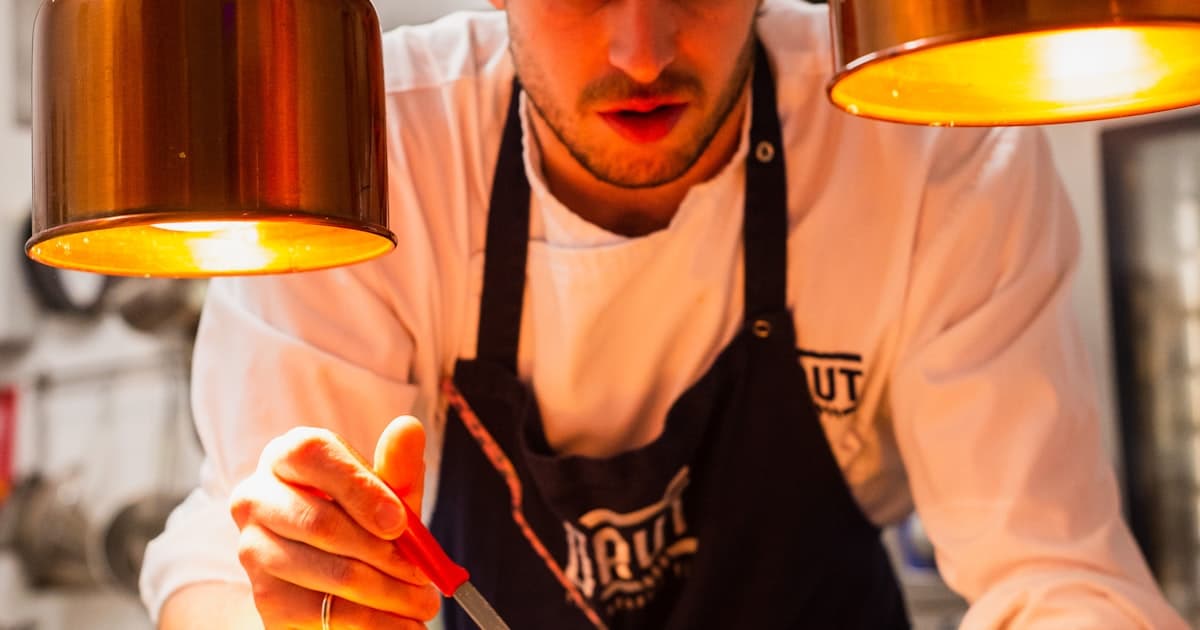 Chef à domicile vs traiteur : quelle option choisir ?