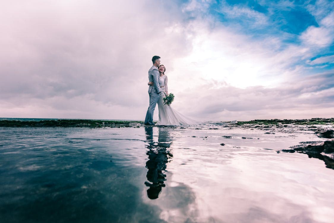 Fleuriste mariage 2026 : guide bouquet, déco et budget