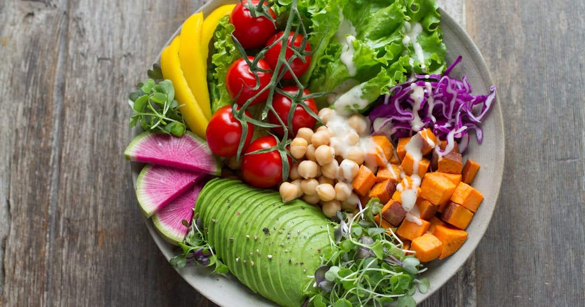 Menu végétarien et vegan : convaincre son traiteur en 2026