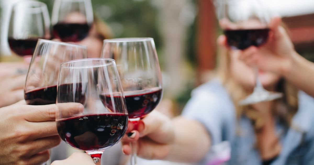 Accords mets et vins pour votre réception : le guide 2026